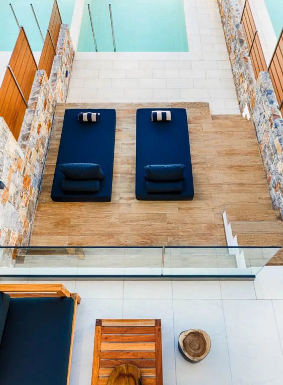 Dachterrasse mit zwei blauen Liegen und gemusterten Wänden