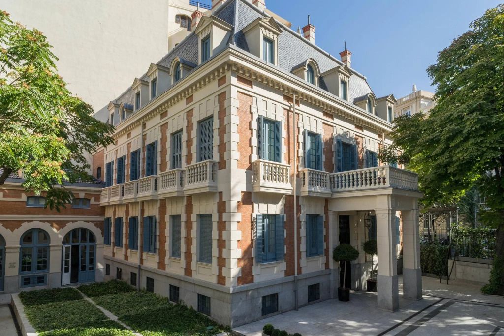 Historische Fassade des Santo Mauro Hotels mit imposanter Architektur