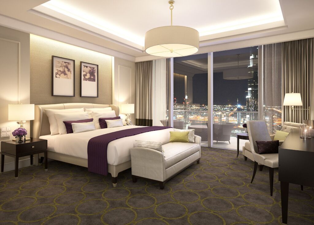 Luxuriöses Hotelzimmer mit Stadtblick durch große Fenster in der Nacht