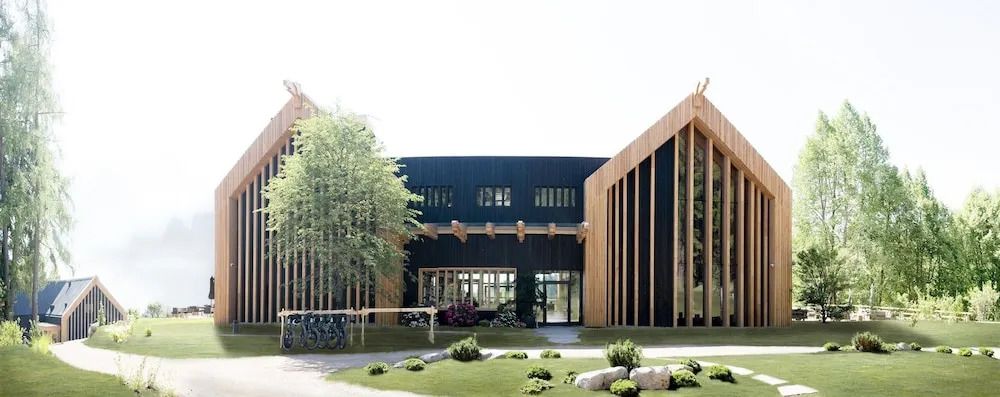 Moderne Hotelfassade mit Holzelementen und grünem Eingangsbereich