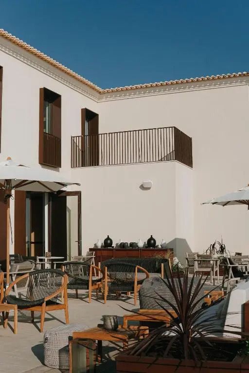 Moderne Terrasse mit gemütlichen Sitzgelegenheiten und Sonnenschirmen