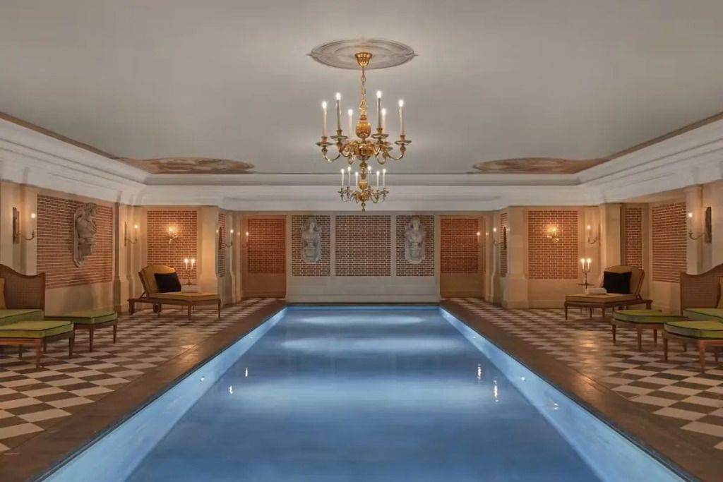 Eleganter Innenpool mit luxuriösem Kronleuchter und klassischem Design