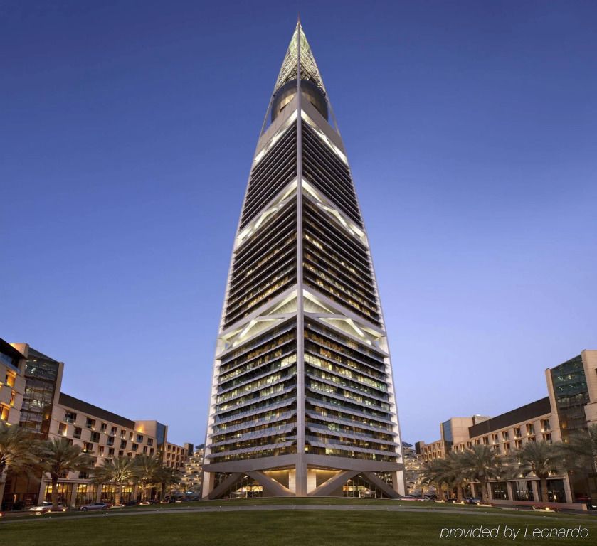 Spektakuläre Architektur des Iconic Towers in Riad bei Dämmerung