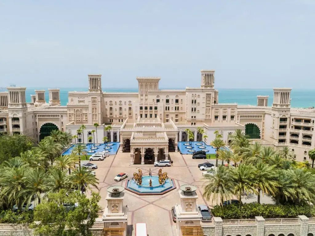 Majestätisches Hotel Jumeirah Al Qasr mit Blick auf das Meer und beeindruckender Architektur