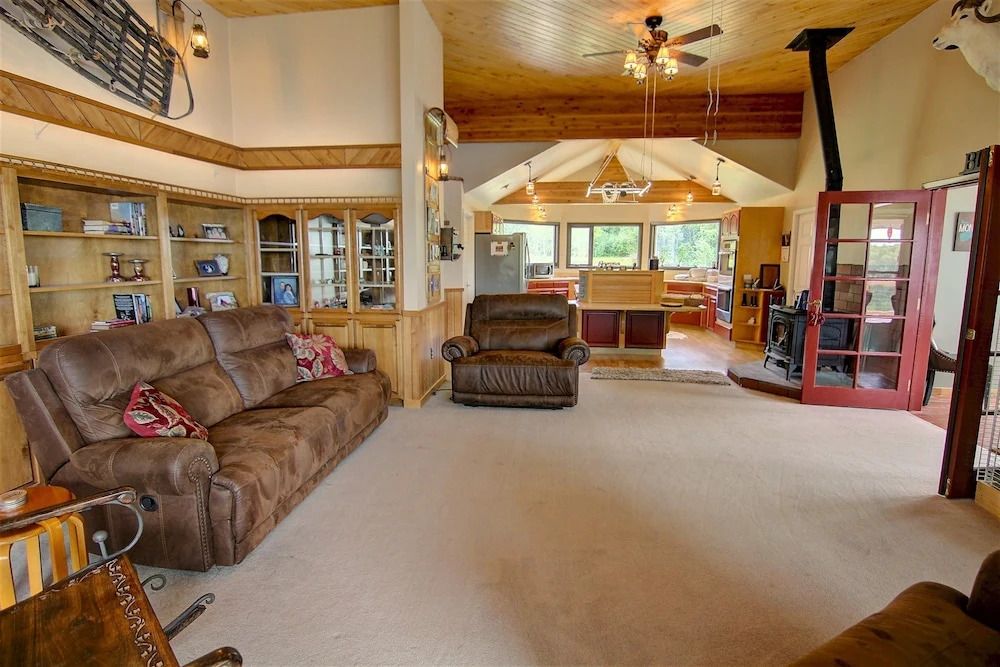 Gemütliches Wohnzimmer mit braunen Sofas und Kamin in rustikalem Ambiente