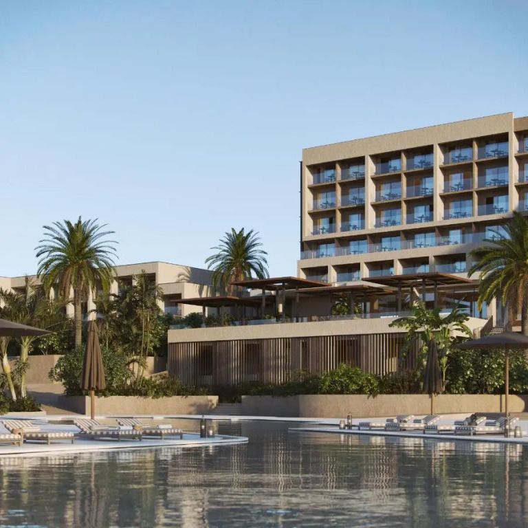 Modernes Hotelgebäude mit umliegendem Pool und Palmen