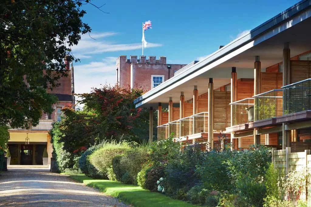 Elegante Hotelarchitektur mit gepflegtem Garten im Vordergrund
