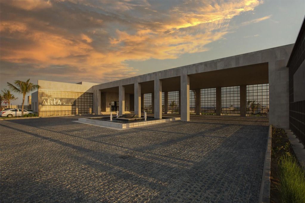 Eindrucksvolle Hotelfassade bei Sonnenuntergang mit modernem Design