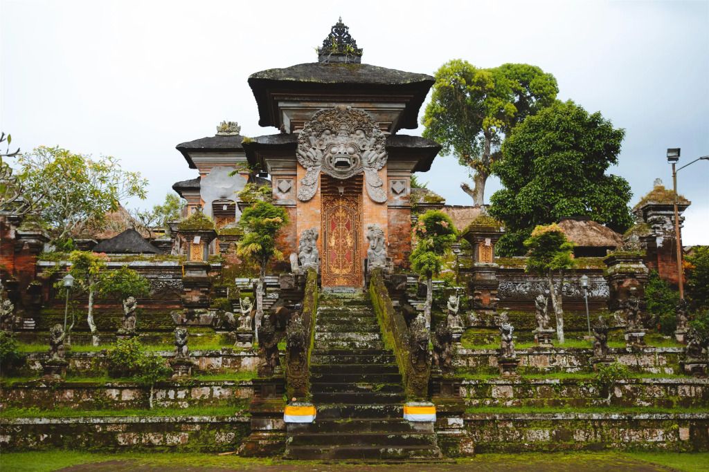 Traditionelles balinesisches Gebäudedesign mit üppigen Gärten und Steinskulpturen