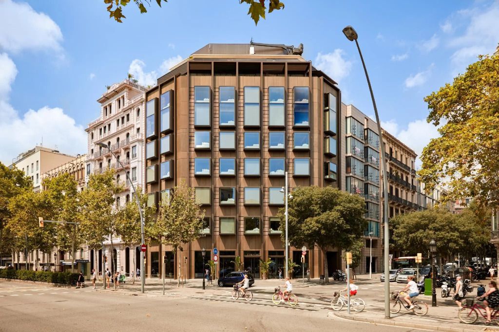 Fassade des Almanac Barcelona Hotels mit moderner Architektur in städtischer Umgebung