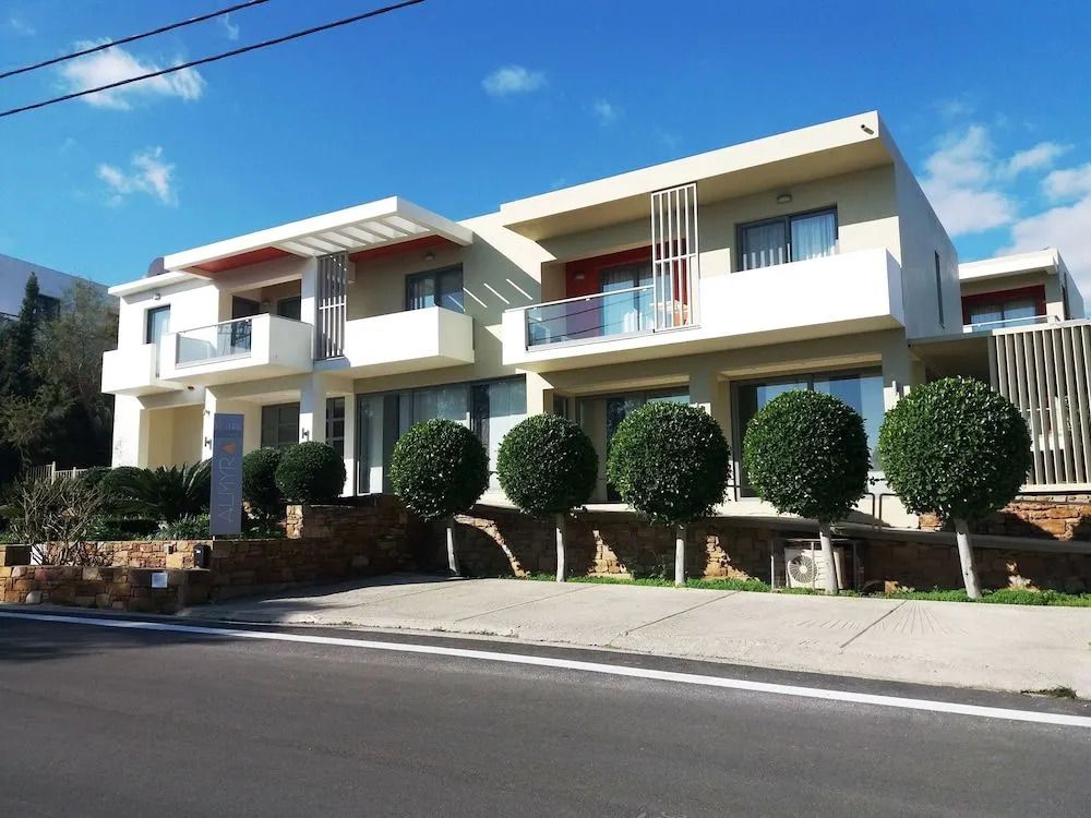 Moderne Hotelarchitektur mit Balkonen und grüner Begrünung im Vordergrund