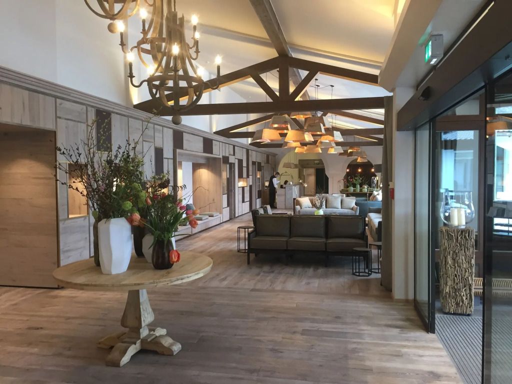 Elegante Hotellobby mit Holzdekor und gemütlichen Sitzgelegenheiten