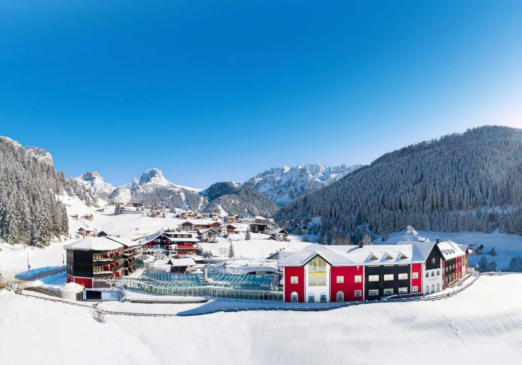 Panoramablick auf das verschneite Alpenroyal Hotel in den Dolomiten