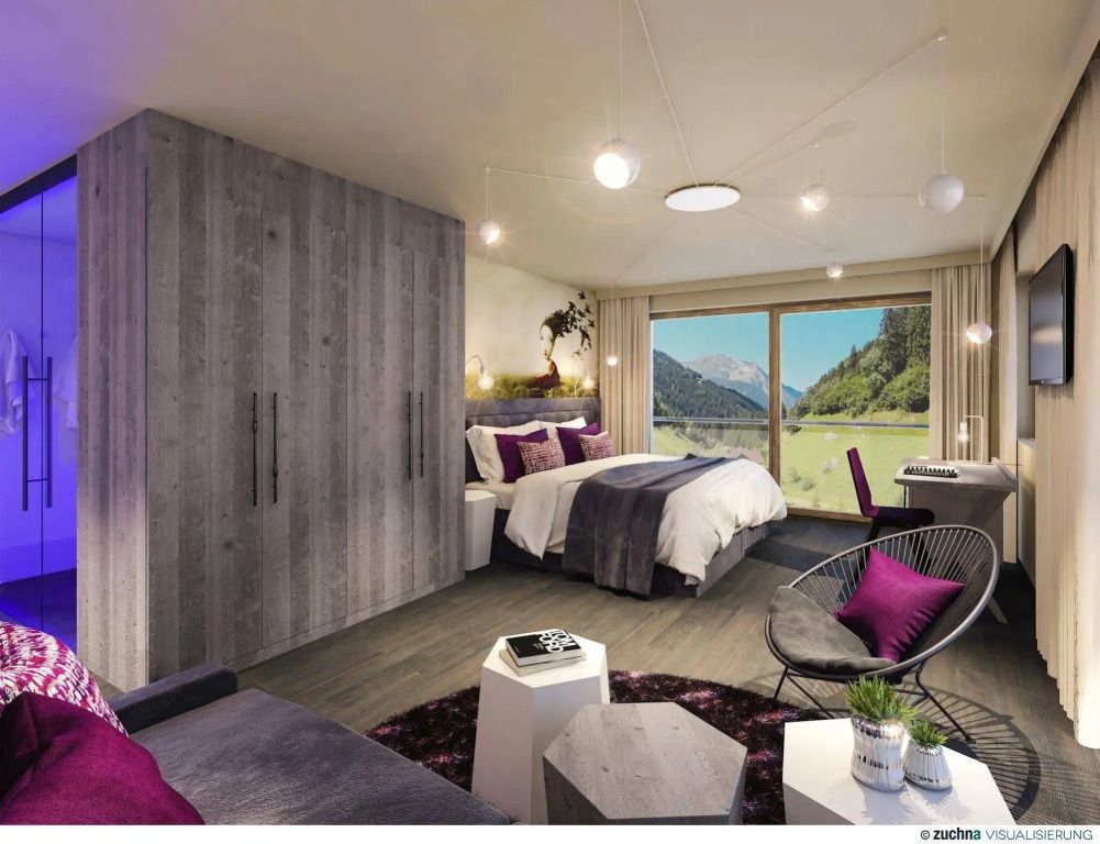 Modernes Zimmer mit großem Fenster und Blick auf die Berge.