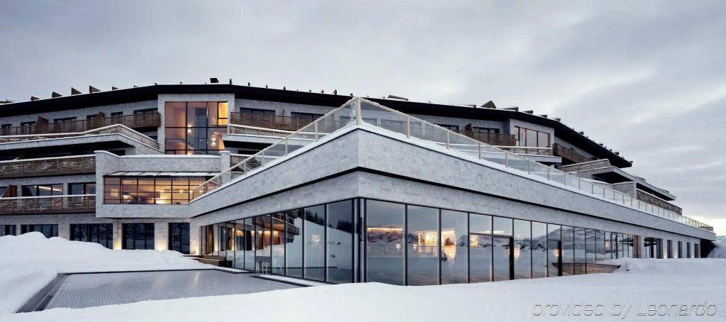 Moderne Hotelarchitektur mit Glasfassade in winterlicher Landschaft