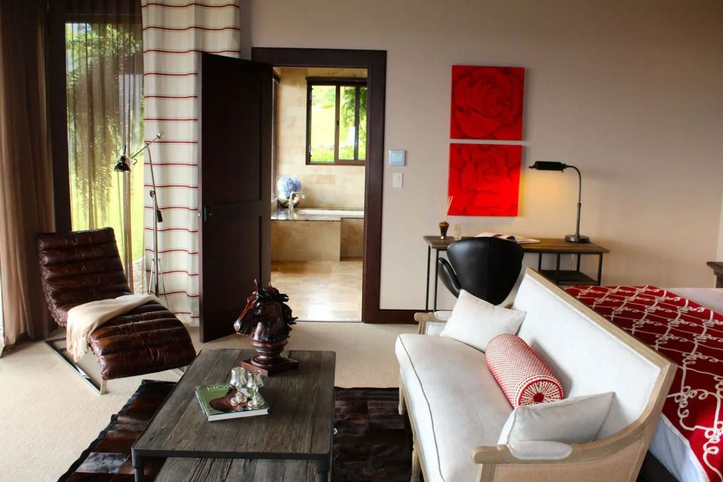 Helles Wohnzimmer mit moderner Einrichtung und Zugang zum luxuriösen Bad.