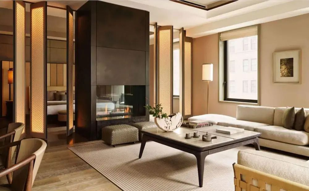 Elegantes Wohnzimmer in einer Suite mit Kamin und modernen Möbeln