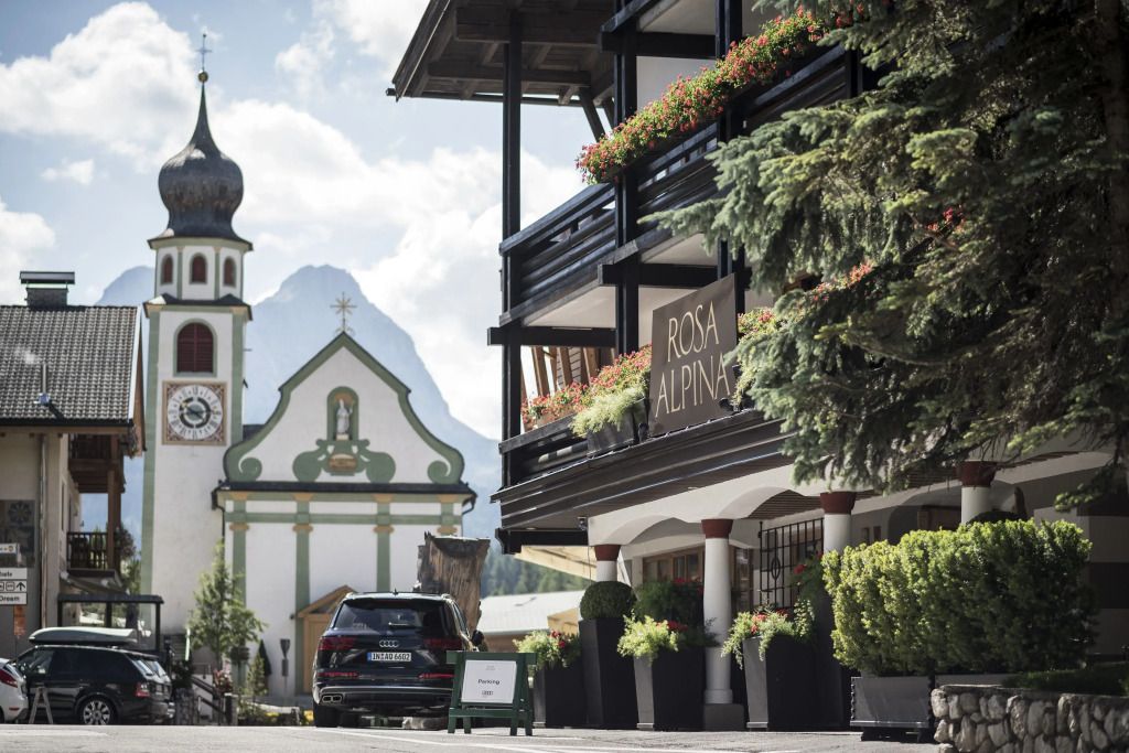 Traditionelle Alpenarchitektur des Hotels vor majestätischer Bergkulisse