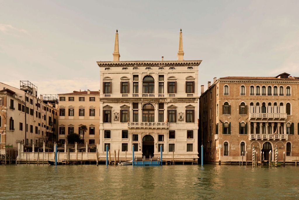 Historische Fassade des Aman Venice Hotel mit Blick auf den Canal Grande.
