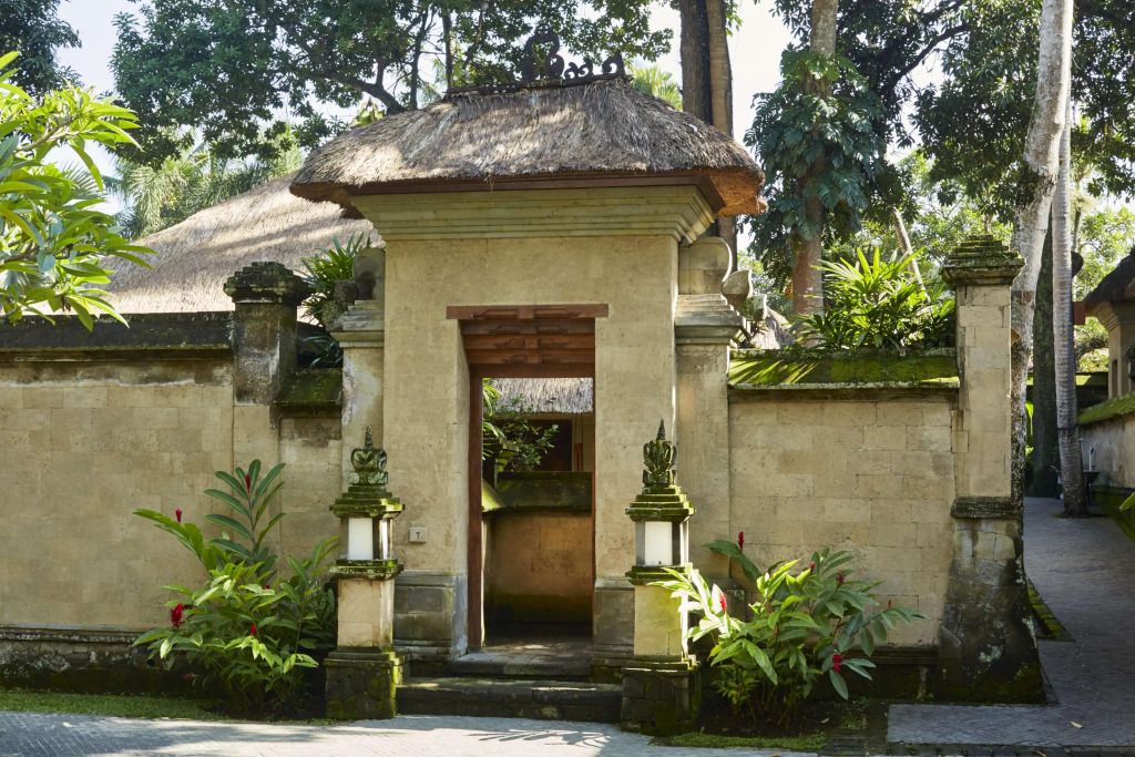 Eingangstor des Amandari Hotels mit traditionellem balinesischem Design und grüner Umgebung