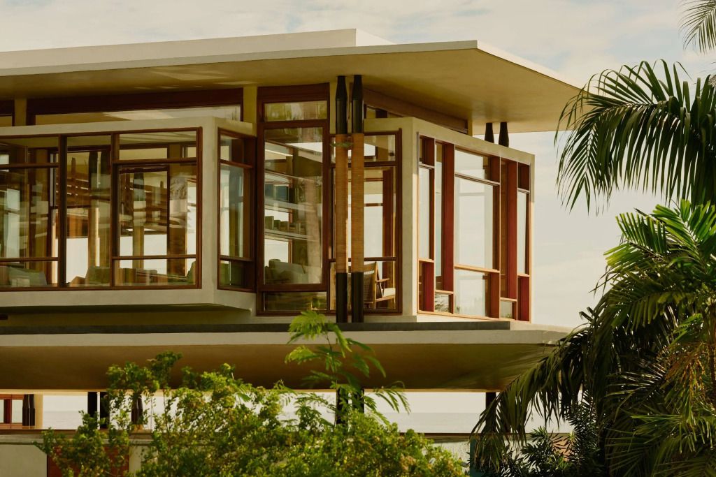 Moderne Architektur mit Panoramafenstern und tropischem Umfeld