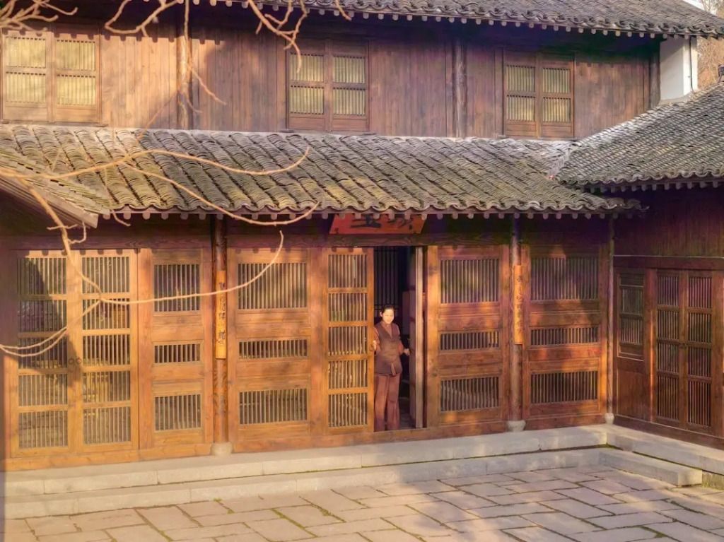 Traditionelle Holzfassade eines Gebäudes beim Amanfayun Hotel in der Abendsonne