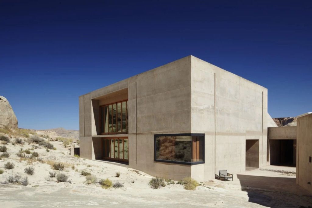 Moderne Architektur mit klaren Linien in der Wüstenlandschaft