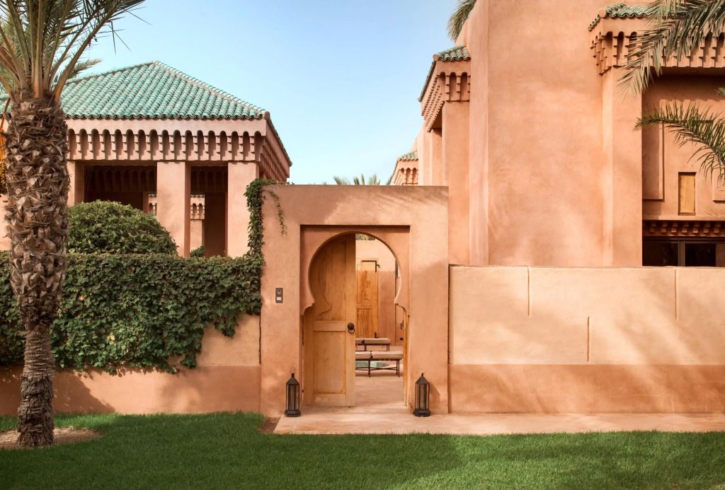 Eingangsbereich mit arabischen Stilelementen und grüner Vegetation
