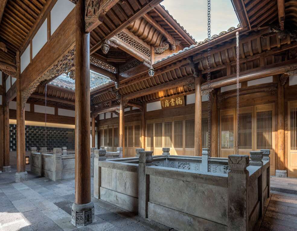 Traditionelle chinesische Architektur mit Innenhof und Holzelementen.