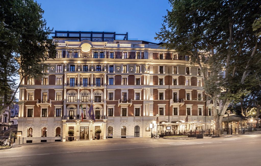 Außenansicht des InterContinental Rome Ambasciatori Palace bei Dämmerung