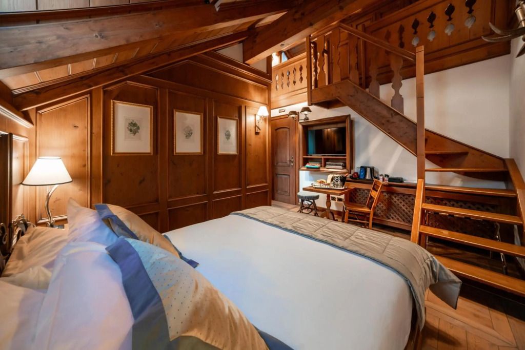 Gemütliches Hotelzimmer im Dachgeschoss mit Holzelementen