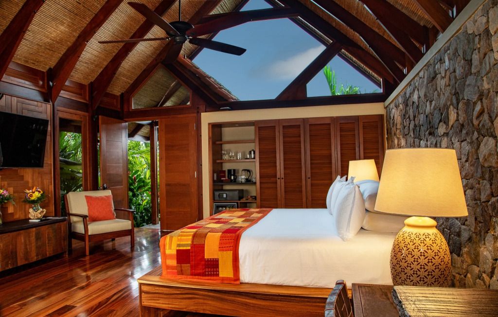 Gemütliches Hotelzimmer mit Holzdach und schöner Beleuchtung