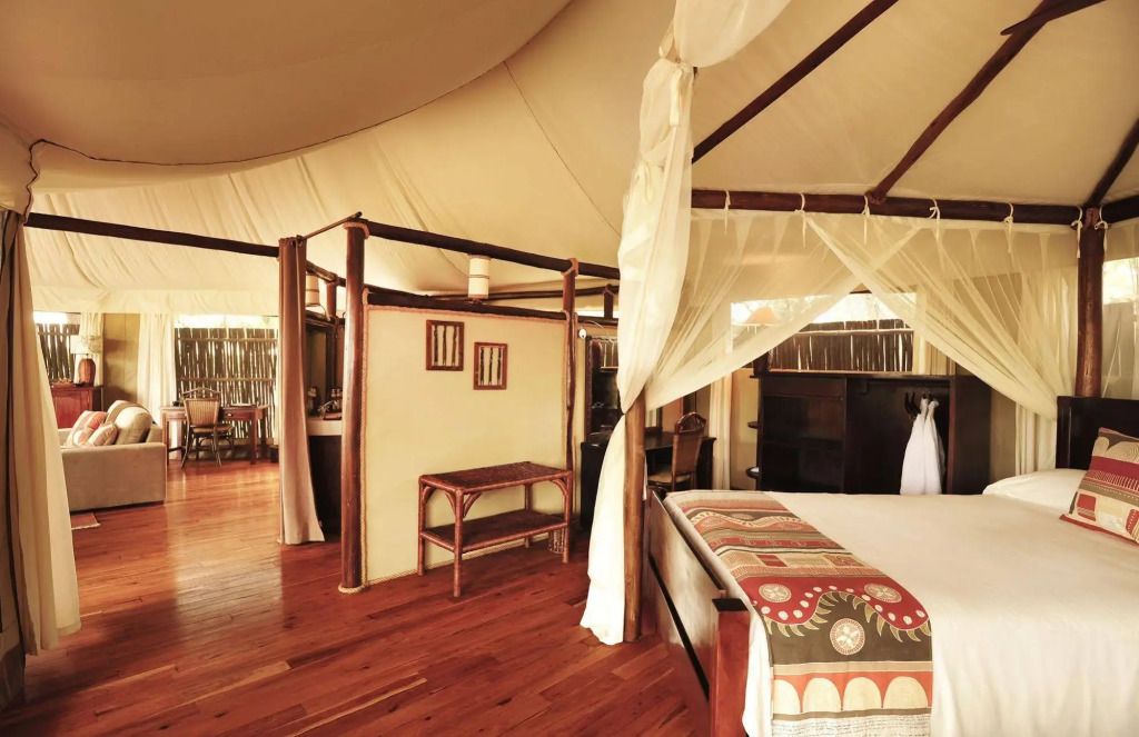 Safari-Zelt mit elegantem Holz-Interieur und Himmelbett