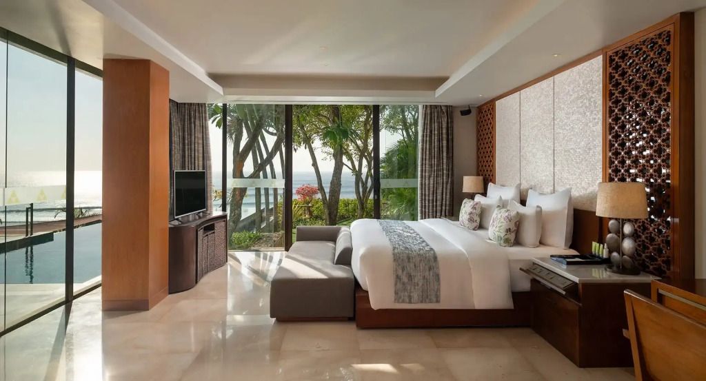 Luxuriöses Zimmer mit großem Bett, Panoramafenster mit Meeresblick und stilvollem Interieur