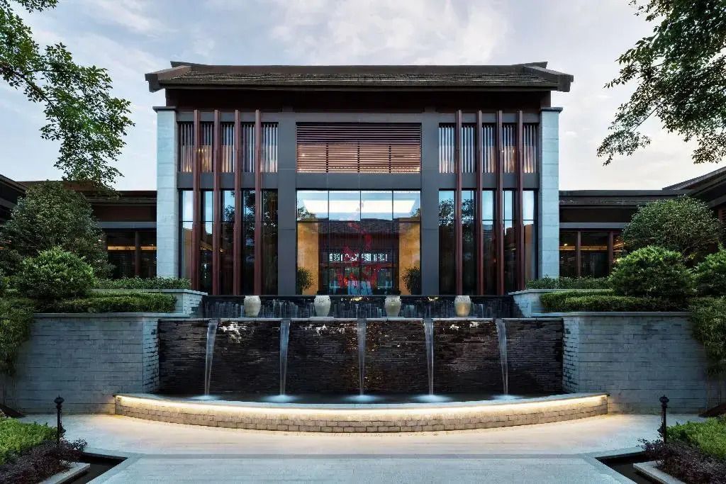 Elegante Hotelarchitektur mit modernem Wasserfall im Eingangsbereich