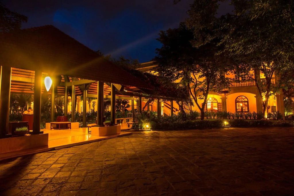 Abendliche Ansicht der beleuchteten Terrasse im Anantara Hoi An Resort