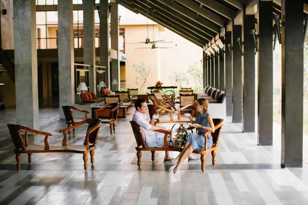 Offener Lounge-Bereich mit gemütlichen Sitzgelegenheiten im Anantara Kalutara Resort