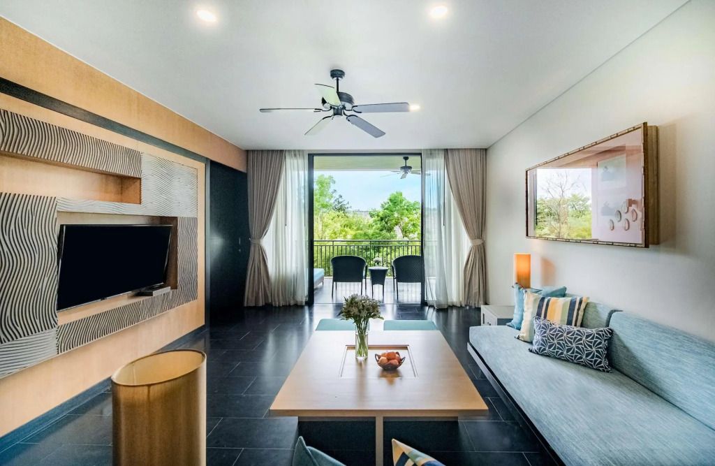 Helles Wohnzimmer in einer Villa mit Balkonblick ins Grüne