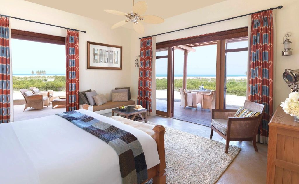 Komfortables Hotelzimmer mit Meerblick und privater Terrasse