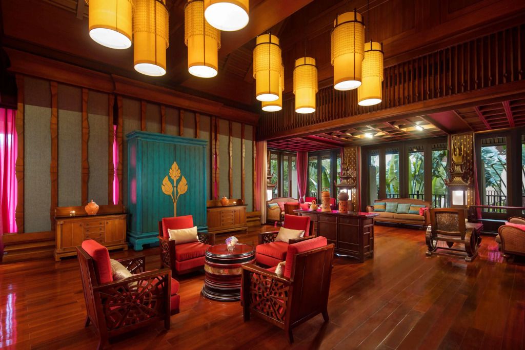 Elegante Hotel-Lobby mit traditionellen asiatischen Designelementen und warmem Licht