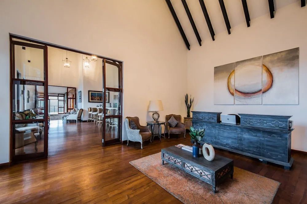 Elegantes Wohnzimmer mit Holzboden und moderner Inneneinrichtung im Anasa Wellness Resort