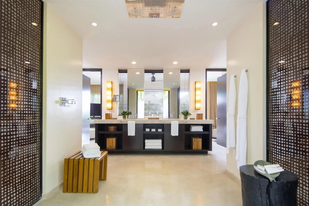 Modernes Badezimmer mit Doppelwaschbecken und heller Beleuchtung