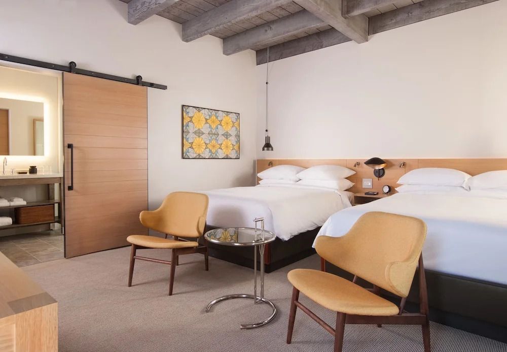 Modernes Doppelzimmer im Andaz Scottsdale mit Holzmöbeln und Kunstwerk