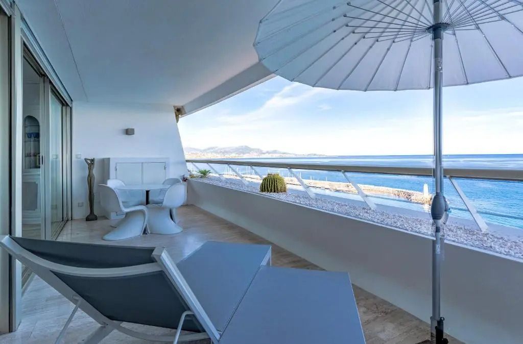 Elegante Terrasse mit Meerblick und modernen Möbeln