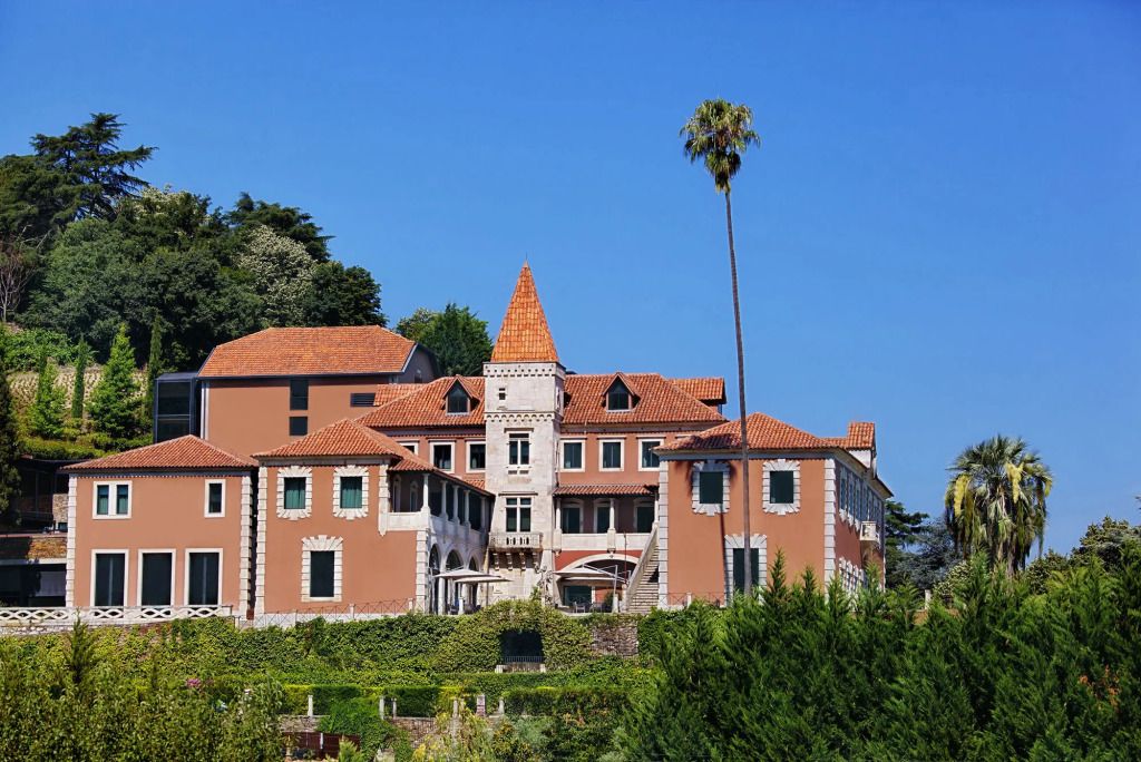 Historische Fassade des Six Senses Douro Valley Hotels vor blauem Himmel