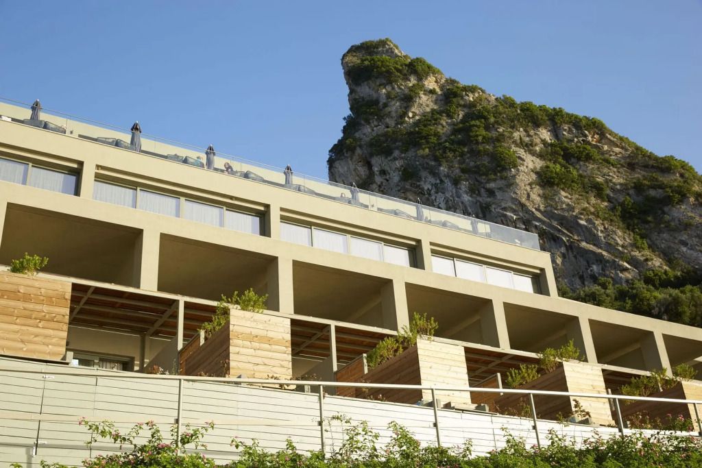 Moderne Hotelarchitektur vor eindrucksvoller Felskulisse auf Korfu