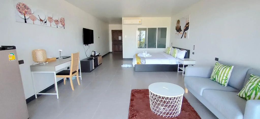 Helles Hotelzimmer mit Doppelbett und moderner Einrichtung