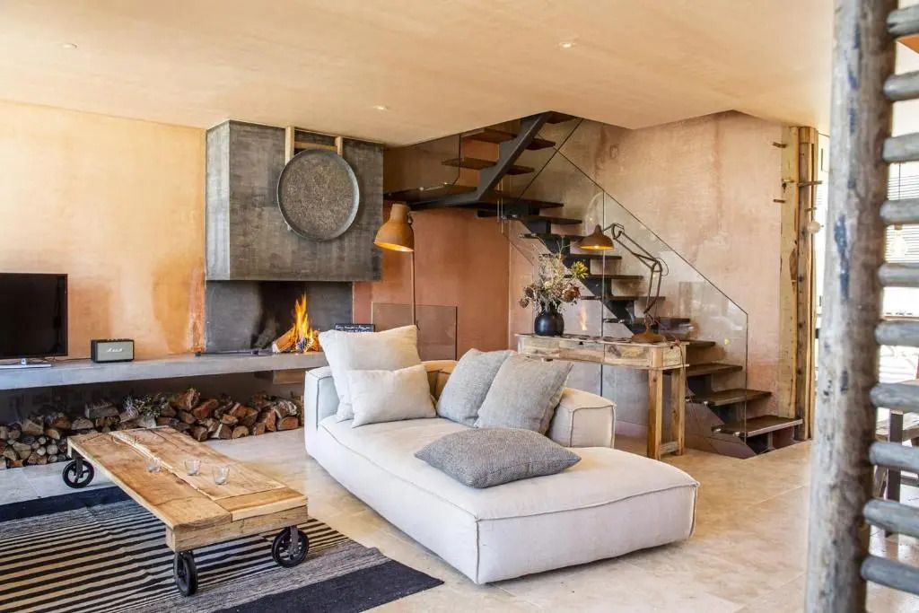 Gemütlicher Wohnbereich mit Kamin und moderner Treppe