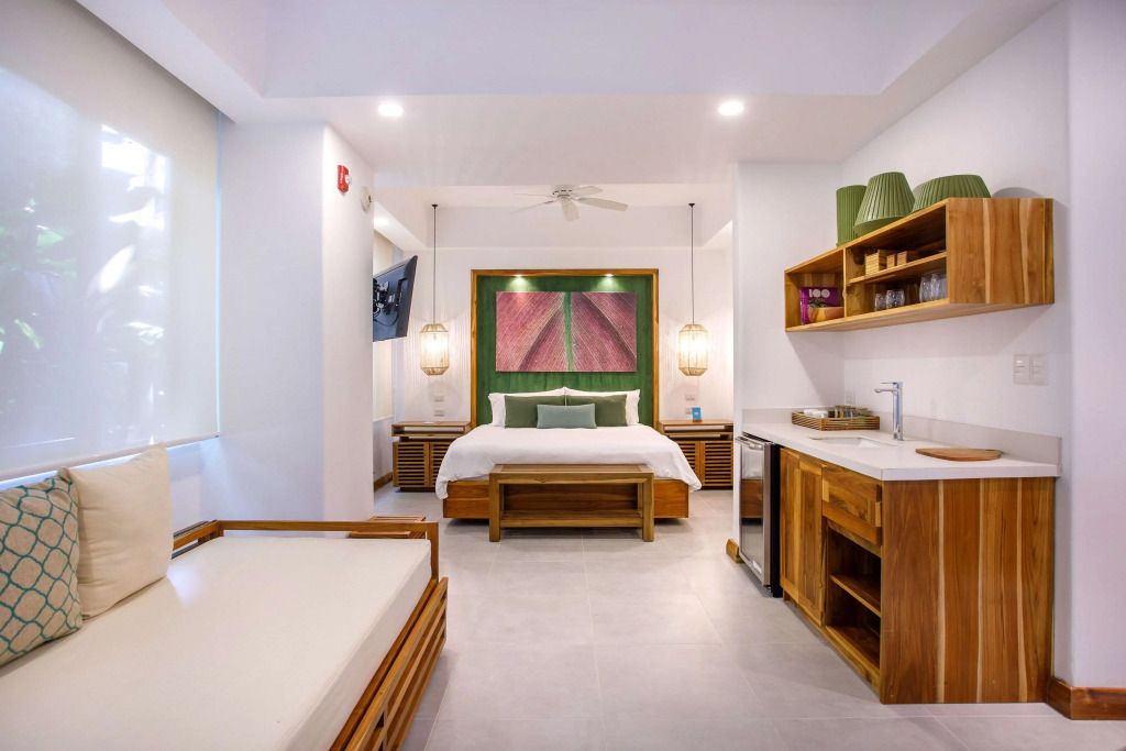 Moderne Suite mit Holzmöbeln und Kunstwerk an der Wand