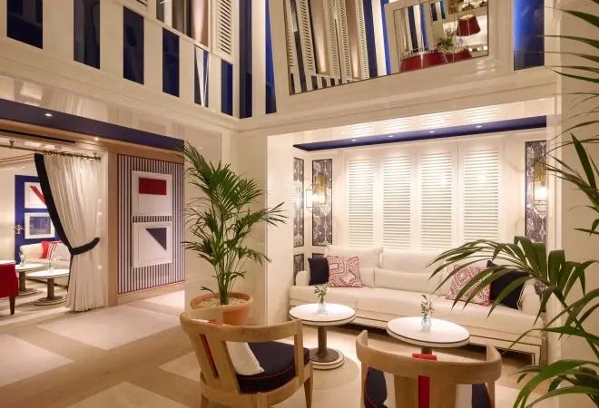 Elegante Lounge mit zweistöckiger Decke und stilvollem Interieur